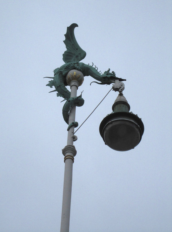 06_dragon_on_a_lamp_post.jpg