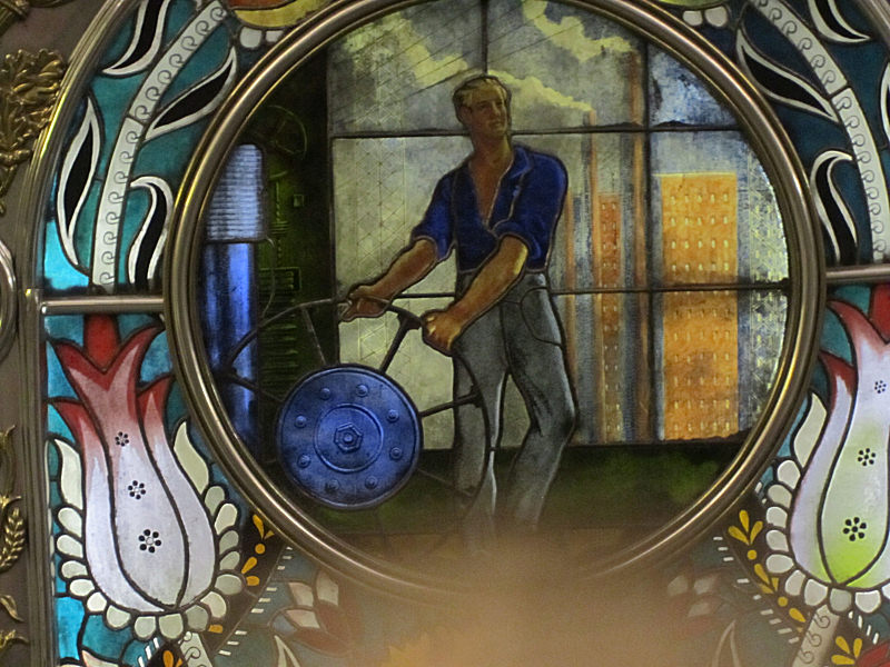 08_Stained_glass_in_another_subway_in_Moscow.jpg