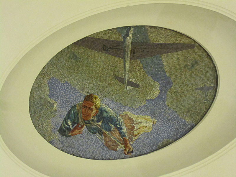 09_Mosaic_in_ceiling_of_yet_another_subway_in_Moscow.jpg