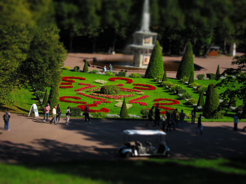 09_tiny_people_in_the_summer_gardens.jpg  